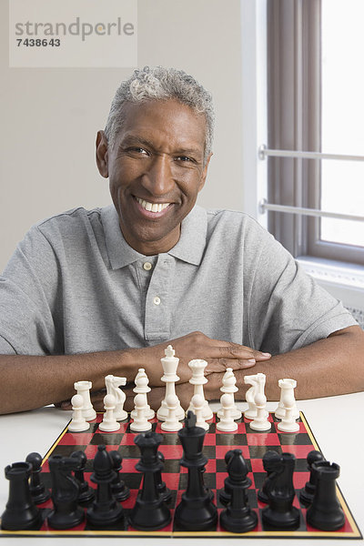 Mann  lächeln  mischen  Schach  Mixed  spielen