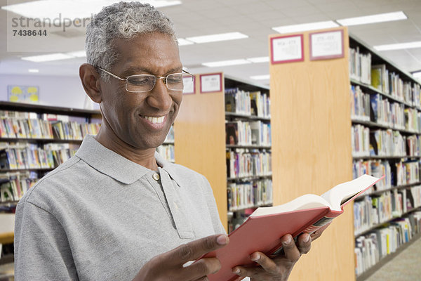 Mann  lächeln  mischen  Bibliotheksgebäude  Mixed  vorlesen