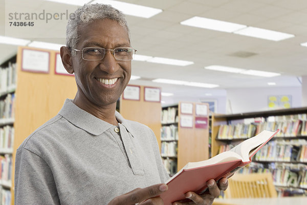 Mann  lächeln  mischen  Bibliotheksgebäude  Mixed  vorlesen