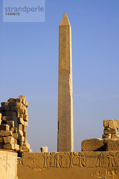 Hieroglyphenverzierter Obelisk im Karnak-Tempel  Ägypten