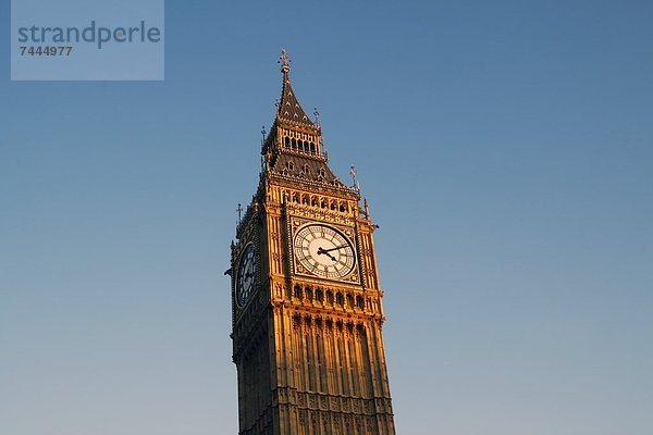 Big Ben unter blauem Himmel  London  UK