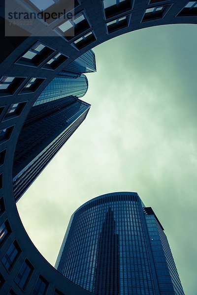 Bürogebäude unter Wolkenhimmel  Frankfurt am Main  Deutschland