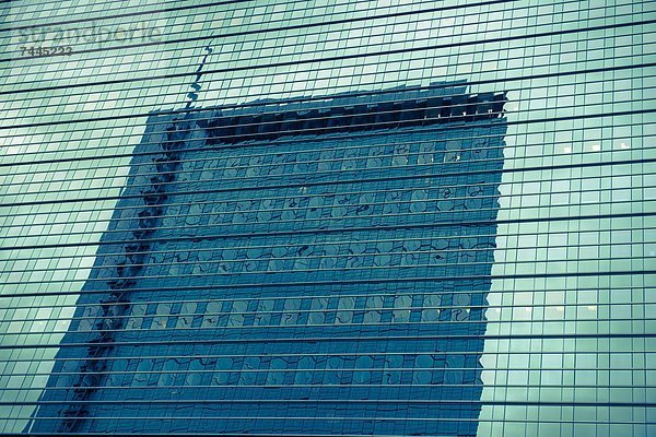 Gespiegeltes Bürogebäude  Frankfurt am Main  Deutschland