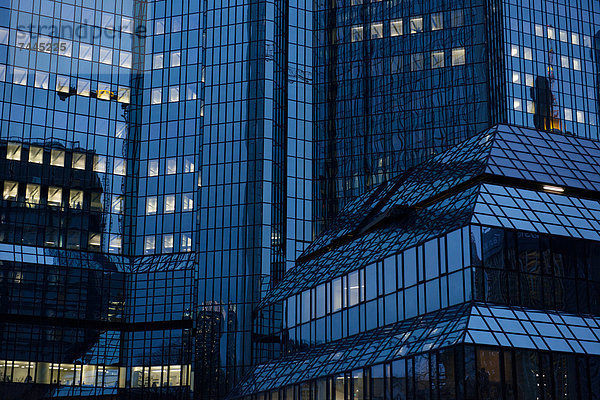 Bürogebäude der Deutschen Bank in der Dämmerung  Frankfurt am Main  Deutschland