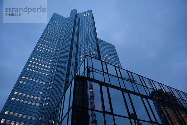 Bürogebäude der Deutschen Bank in der Dämmerung  Frankfurt am Main  Deutschland