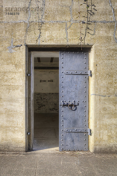 Bunker  Zimmer  Tür  Geschichte  Laden  Festung  Geräusch  befestigen  Ruine  Fort Flagler State Park  Marrowstone Island  Platz