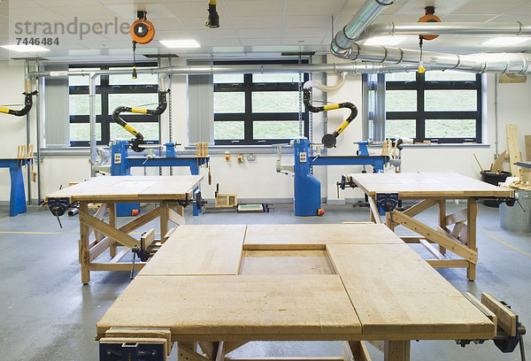 Klassenzimmer  Schule  Holzbearbeitung  Schreibtisch  modern
