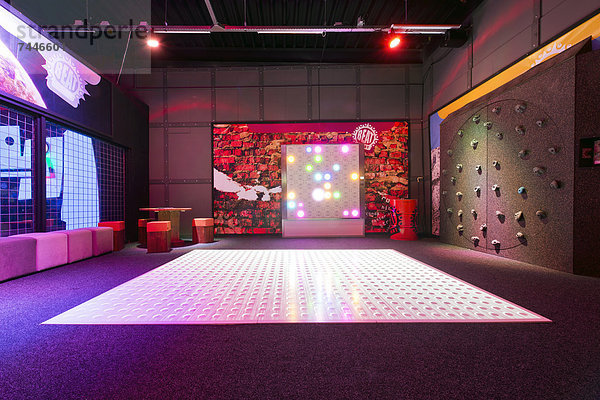 Einkaufszentrum  Innenaufnahme  Wand  drehen  über  Aktion  Spiel  vorhersagen  klettern  Gericht  Laser