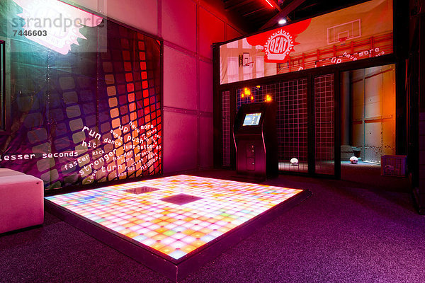 Einkaufszentrum  hoch  oben  Innenaufnahme  beleuchtet  Boden  Fußboden  Fußböden  Wand  Aktion  Spiel  Quadrat  Quadrate  quadratisch  quadratisches  quadratischer  Musik  Tisch  Computerspiel  Matte  Projektion
