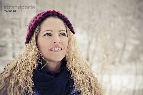 Blonde Frau in Winterkleidung im Freien  Portrait