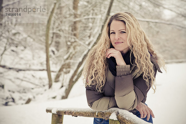 Blonde Frau in Winterkleidung im Freien