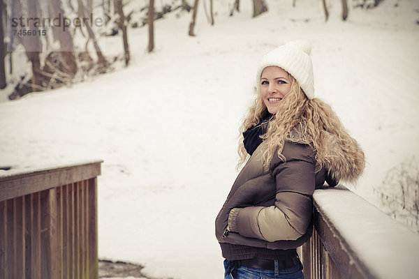 Blonde Frau in Winterkleidung im Freien