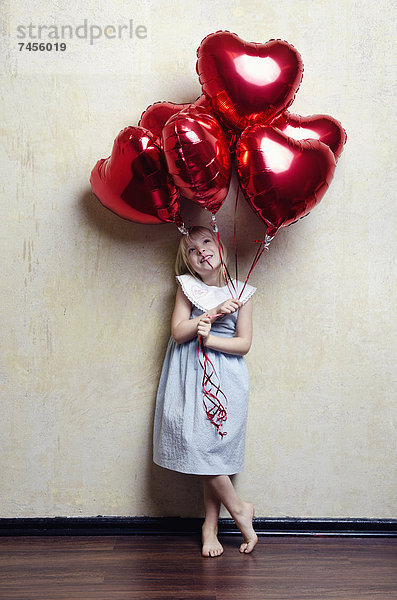 Mädchen im Kleid mit Luftballons