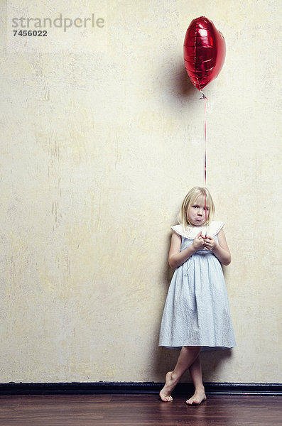 Mädchen im Kleid mit Luftballon