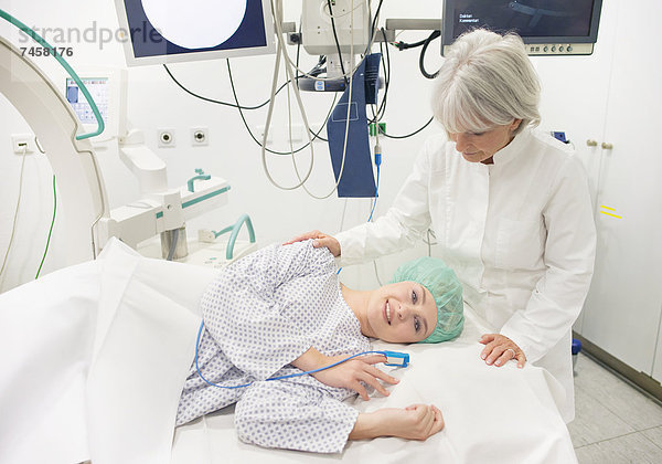 Junge Patientin vor endoskopischer Untersuchung
