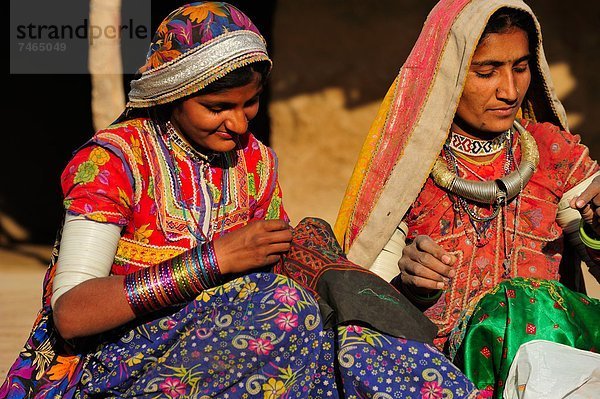 Frau  arbeiten  Kollege  Tradition  sticken  Volksstamm  Stamm  Asien  Indien