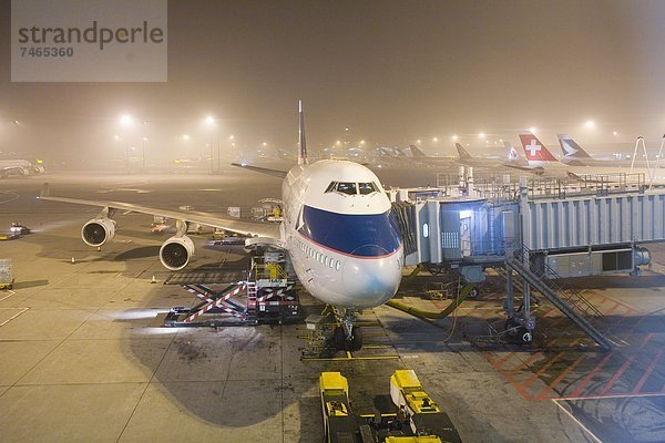 Passagiermaschine  Nacht  Flughafen  Pazifischer Ozean  Pazifik  Stiller Ozean  Großer Ozean  Globalisierung  Flugzeug  China  Asien  Boeing  Hongkong