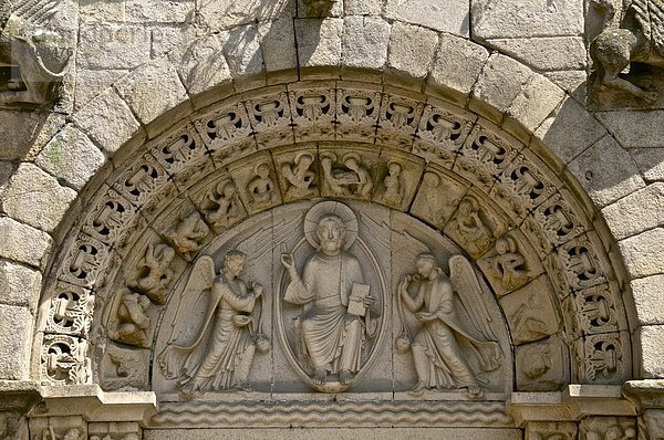 zwischen  inmitten  mitten  Frankreich  Europa  Vordach  2  Engel  herzförmig  Herz  bauen  Christ  Basilika  Bretagne  Dinan  Grabmal