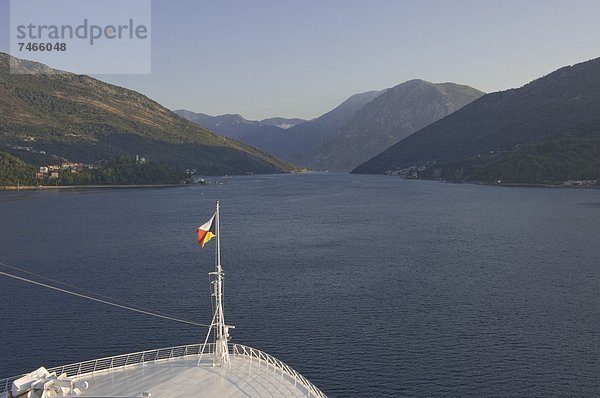 Biegung  Biegungen  Kurve  Kurven  gewölbt  Bogen  gebogen  Europa  Morgen  Navigation  Schiff  früh  Anfang  Richtung  Kreuzfahrtschiff  Kotor  Montenegro