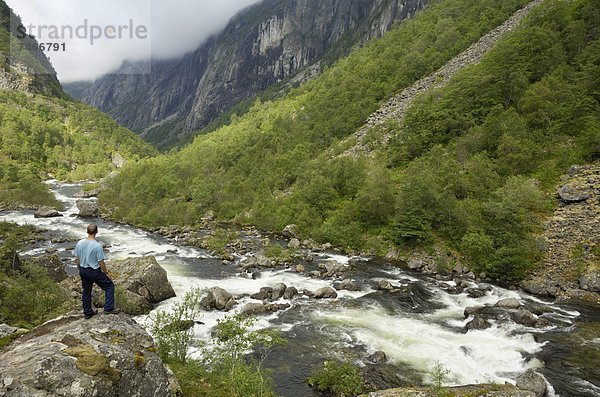 Europa  Tal  Fluss  Norwegen  Wasserfall  unterhalb  Hordaland  Skandinavien