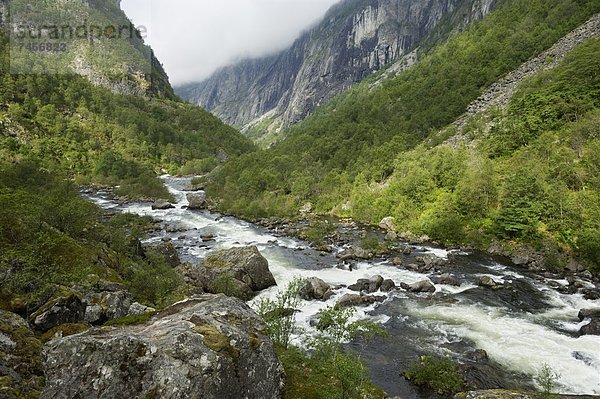 Europa  Tal  Fluss  Norwegen  Wasserfall  unterhalb  Hordaland  Skandinavien