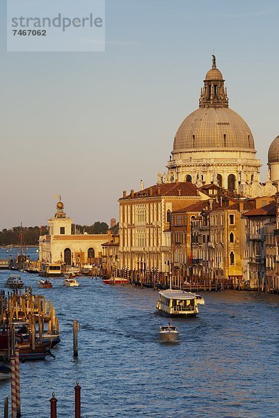 Europa  Ehrfurcht  Kirche  zuprosten  anstoßen  UNESCO-Welterbe  Venetien  Italien  Venedig