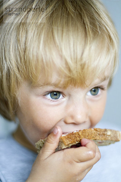 Kleinkind isst ein Brot