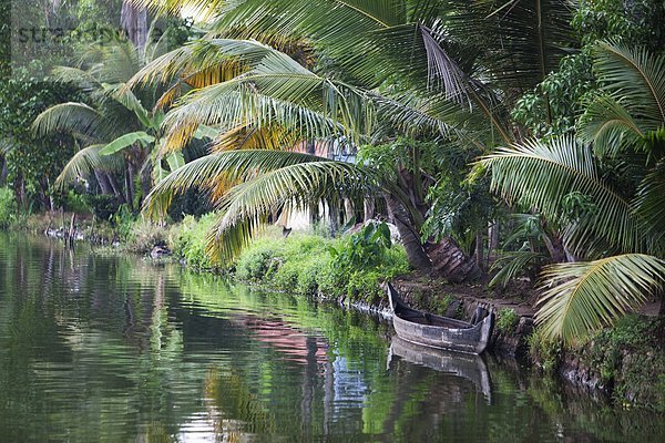 Stilleben  still  stills  Stillleben  Wasser  Tradition  Boot  vertäut  Asien  Indien  Kerala