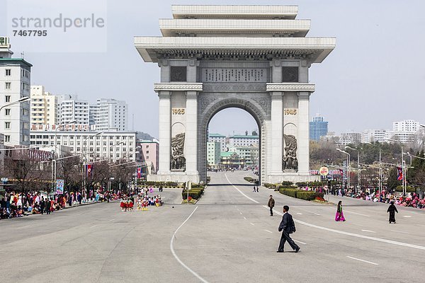 Fest  festlich  Straße  Erfolg  frontal  Demokratie  Brücke  Jubiläum  Geburt  Korea  Präsident  Asien  Nordkorea