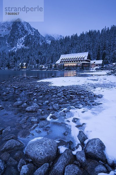Wasserrand Europa Winter See gefroren Slowakei Dämmerung Berghütte