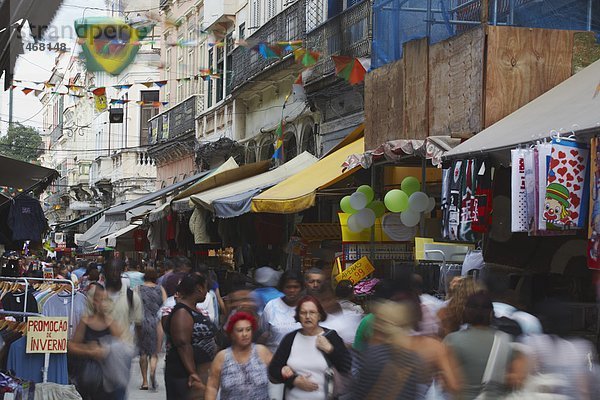 Mensch  Menschen  gehen  Straße  vorwärts  Brasilien  Centro  Ortsteil  Rio de Janeiro  Südamerika