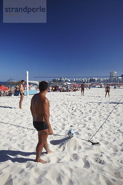 Mann  Spiel  Strand  Brasilien  Copacabana  Rio de Janeiro  Südamerika  Volley