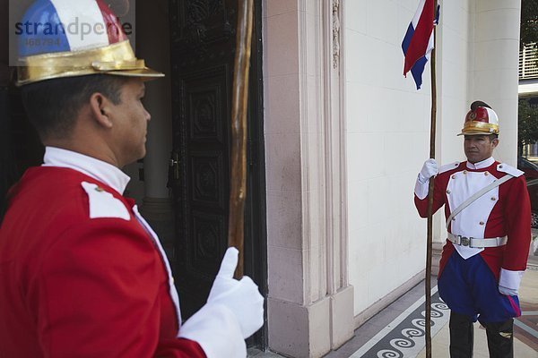 Asuncion  Hauptstadt  Außenaufnahme  stehend  Held  Soldat  Wachmann  Paraguay  Südamerika