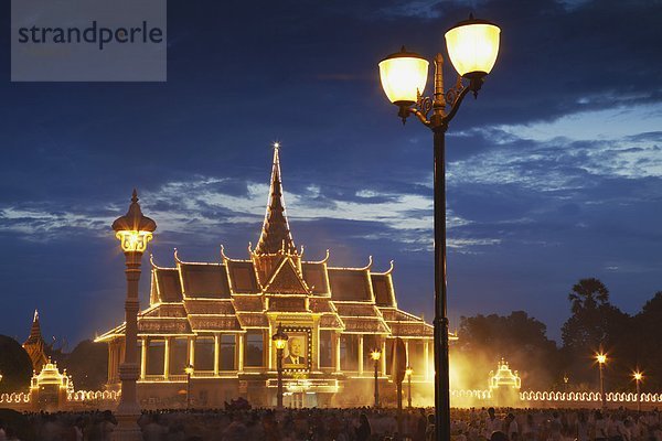 Phnom Penh  Hauptstadt  Außenaufnahme  spät  Monarchie  Palast  Schloß  Schlösser  Traurigkeit  König - Monarchie  Südostasien  Vietnam  Asien  Kambodscha  Abenddämmerung  Messehalle