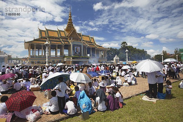 Phnom Penh  Hauptstadt  Außenaufnahme  spät  Traurigkeit  König - Monarchie  Südostasien  Vietnam  Asien  Kambodscha  Messehalle