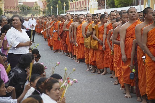 Phnom Penh  Hauptstadt  Außenaufnahme  spät  Monarchie  Palast  Schloß  Schlösser  Traurigkeit  König - Monarchie  Südostasien  Vietnam  Mönch  Asien  Kambodscha  Parade