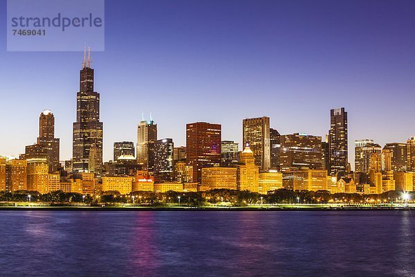 Vereinigte Staaten von Amerika  USA  Skyline  Skylines  See  Nordamerika  Chicago  Abenddämmerung  Illinois  Michigan