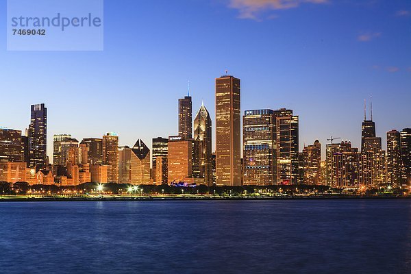 Vereinigte Staaten von Amerika  USA  Skyline  Skylines  See  Nordamerika  Chicago  Abenddämmerung  Illinois  Michigan