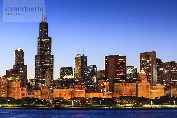 Vereinigte Staaten von Amerika  USA  Skyline  Skylines  See  Nordamerika  Chicago  Abenddämmerung  Illinois  Michigan