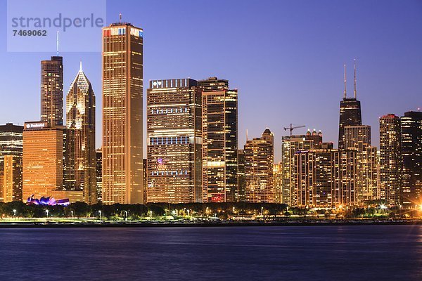 Vereinigte Staaten von Amerika  USA  Stadtansicht  Stadtansichten  sehen  See  Nordamerika  Chicago  Abenddämmerung  Illinois  Michigan