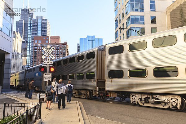 Vereinigte Staaten von Amerika  USA  passen  überqueren  offen  Nordamerika  Zug  Fußgänger  Chicago  Innenstadt  Illinois