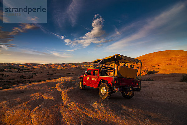 Vereinigte Staaten von Amerika  USA  Sonnenuntergang  folgen  Nordamerika  Geländewagen  Slickrock Trail  Moab  Utah