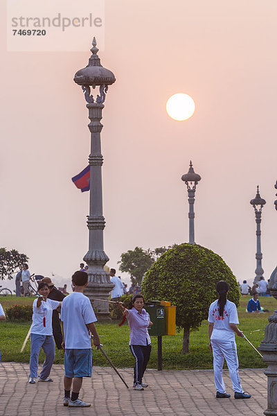 Phnom Penh  Hauptstadt  Mensch  Menschen  Morgen  üben  Südostasien  Vietnam  Asien  Kambodscha