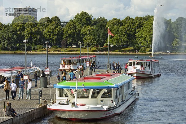 Europa  Tagesausflug  See  Boot  vertäut  Hamburg - Deutschland  Deutschland  Jungfernstieg