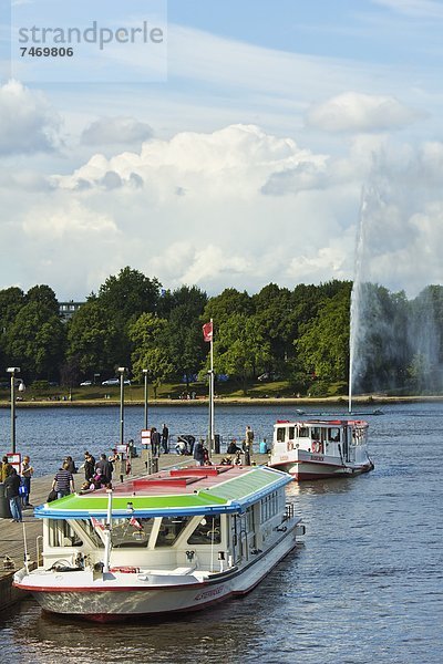 Europa  Tagesausflug  See  Boot  vertäut  Hamburg - Deutschland  Deutschland  Jungfernstieg