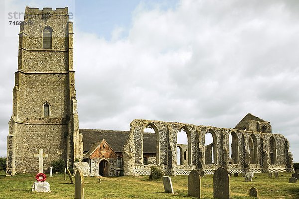 Europa  Großbritannien  fallen  fallend  fällt  Ruine  Kirche  innerhalb  bauen  klein  Jahrhundert  England  Suffolk