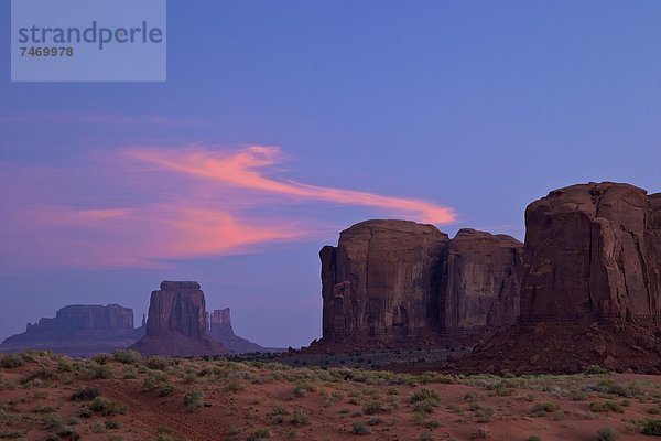 Vereinigte Staaten von Amerika  USA  Wolke  über  Tal  Morgendämmerung  Monument  Nordamerika  Volksstamm  Stamm  Navajo  Utah