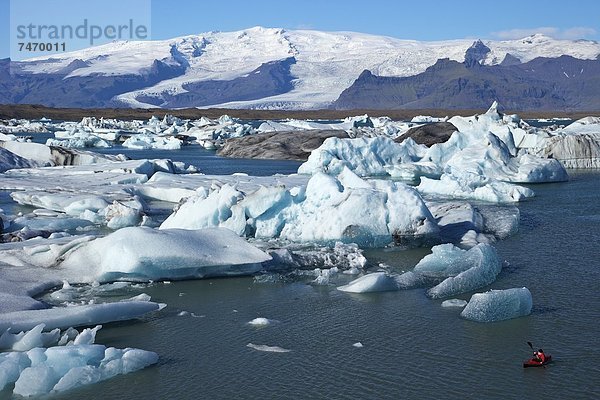 hinter  zwischen  inmitten  mitten  See  Paddel  Eisberg  Vatnajökull  übergroß  Eis  Kanute  Jökulsárlón  Island  Schnee