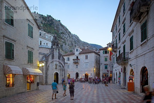 Europa  Festung  Kirche  Altstadt  UNESCO-Welterbe  Abenddämmerung  Kotor  Montenegro