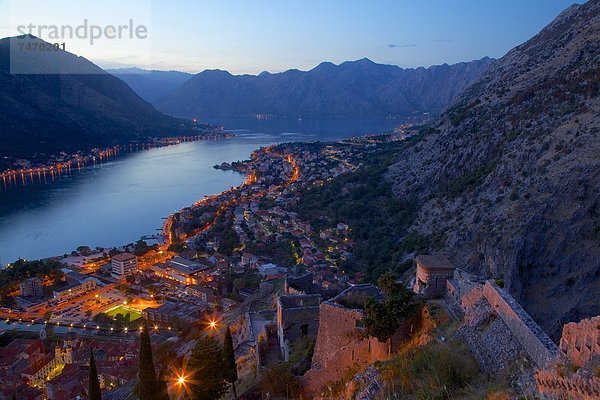 Europa Festung Ansicht UNESCO-Welterbe Bucht Abenddämmerung Kotor Montenegro